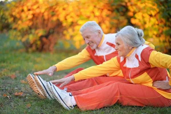 Šťastný Pár Vysokých Dělat Cvičení Podzimní Park — Stock fotografie