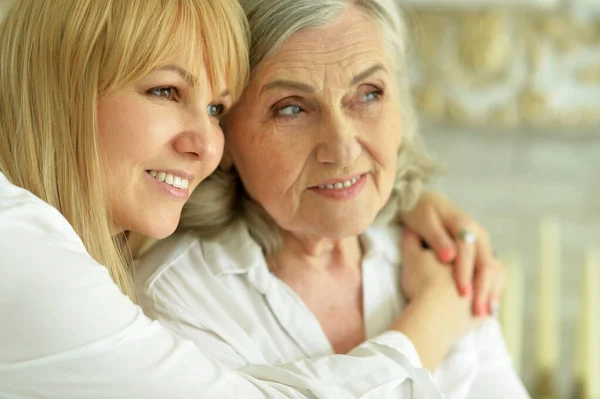 Portrait Smiling Mother Daughter — Stock Photo, Image