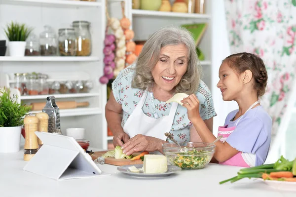 Büyükannesi Ile Sevimli Küçük Kız Mutfak Masasında Birlikte Yemek — Stok fotoğraf