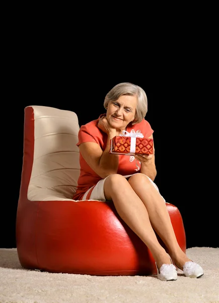 Sonriente Mujer Mayor Con Presente Silla Peluche — Foto de Stock