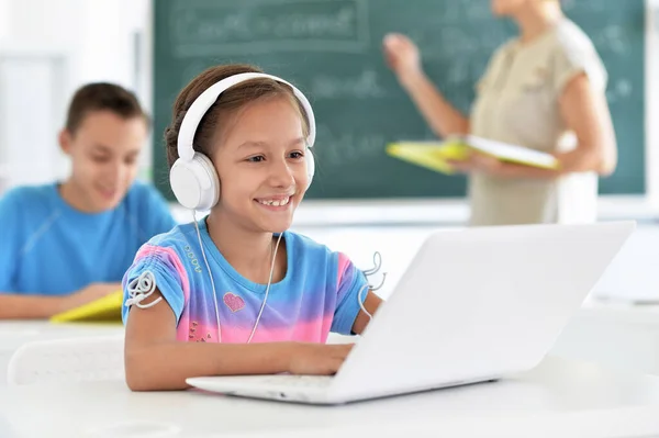 Emotionale Süße Mädchen Mit Laptop Der Schule — Stockfoto