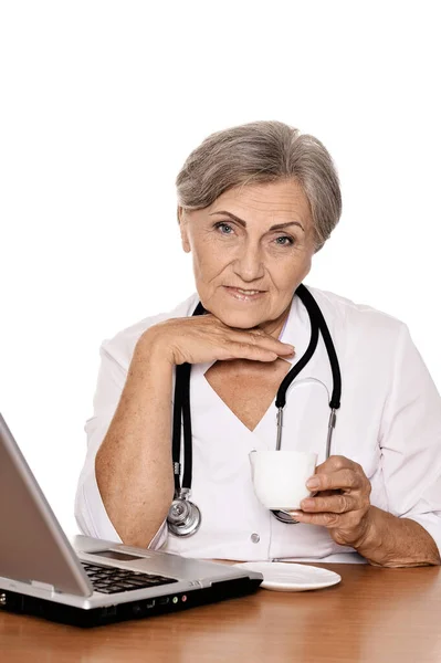 Doctora Confiada Sentada Mesa Con Laptop —  Fotos de Stock