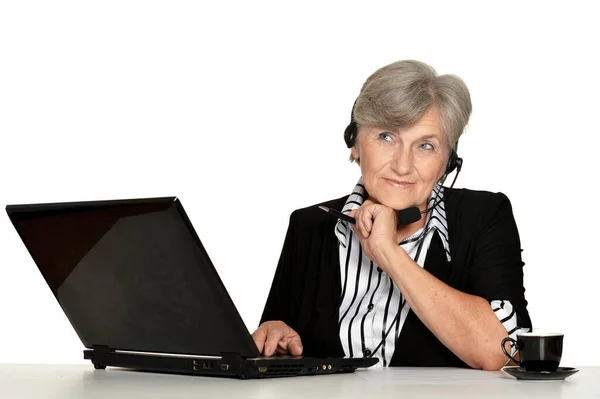 老妇在白色背景上工作用的笔记本电脑 — 图库照片