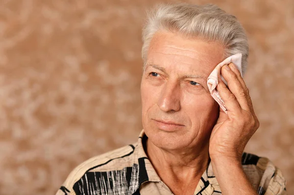 Portret Van Zielige Oudere Man Met Hoofdpijn — Stockfoto