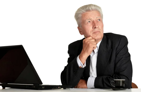 Alter Geschäftsmann Arbeitet Mit Laptop Isoliert Auf Weißem Hintergrund — Stockfoto