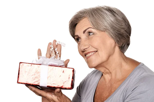 Porträt Einer Lächelnden Seniorin Die Mit Geschenk Posiert — Stockfoto