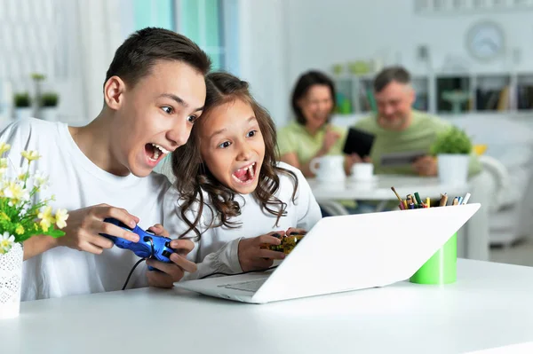 Menino Menina Jogando Jogo Vídeo Laptop — Fotografia de Stock