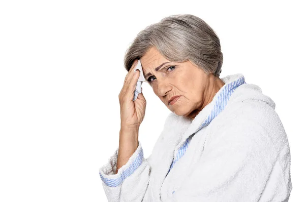 Allvarlig Äldre Kvinna Med Huvudvärk Isolerad Vitt — Stockfoto
