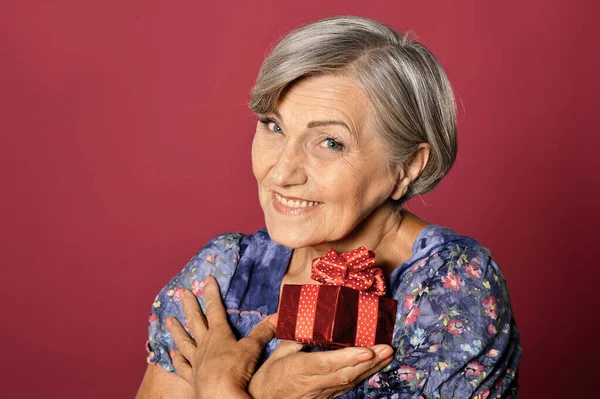 Portrait Smiling Senior Woman Posing Present — Stock Photo, Image