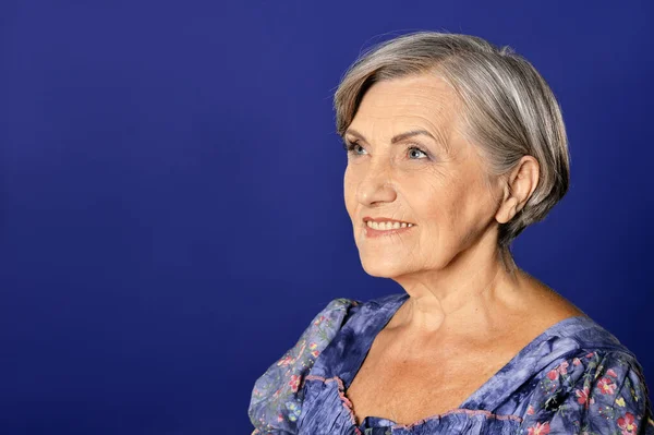 Sonriente Mujer Mayor Posando Estudio — Foto de Stock