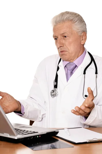 Medico Anziano Con Computer Portatile Sfondo Bianco — Foto Stock