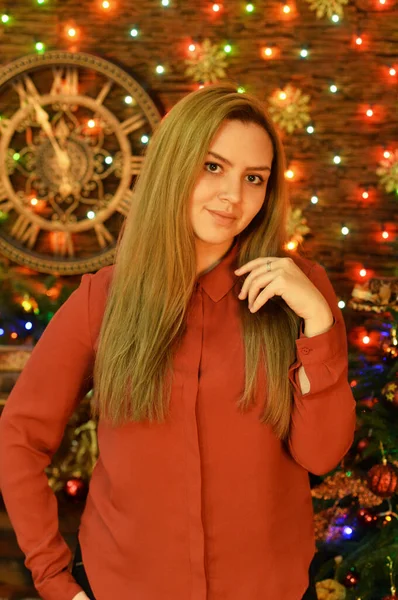 Portrait Beautiful Young Woman Posing Room Decorated Christmas Holiday — Stock Photo, Image