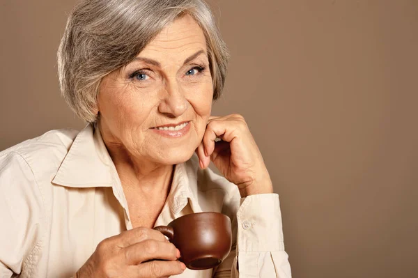 Piękna Uśmiechnięta Starsza Pani Pijąca Herbatę — Zdjęcie stockowe