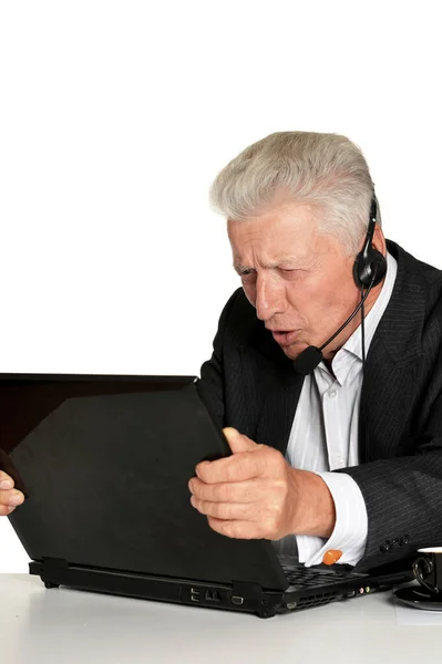 Viejo Hombre Negocios Auriculares Que Trabajan Con Ordenador Portátil Aislado — Foto de Stock