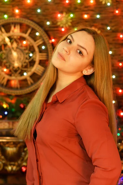 Giovane Donna Posa Camera Decorata Vacanze Natale — Foto Stock