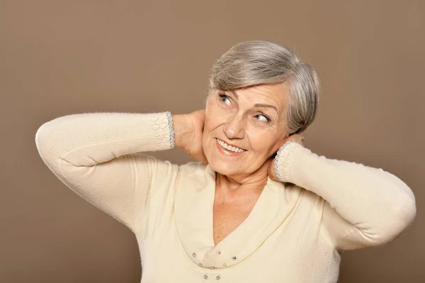 Portret Van Een Gelukkige Oudere Vrouw Thuis — Stockfoto