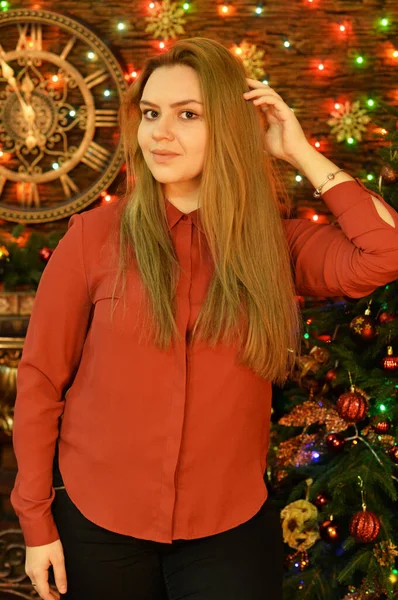 Jonge Vrouw Poseren Kamer Ingericht Voor Kerstvakantie — Stockfoto