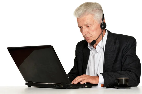 Homem Negócios Velho Fones Ouvido Trabalhando Com Laptop Isolado Fundo — Fotografia de Stock