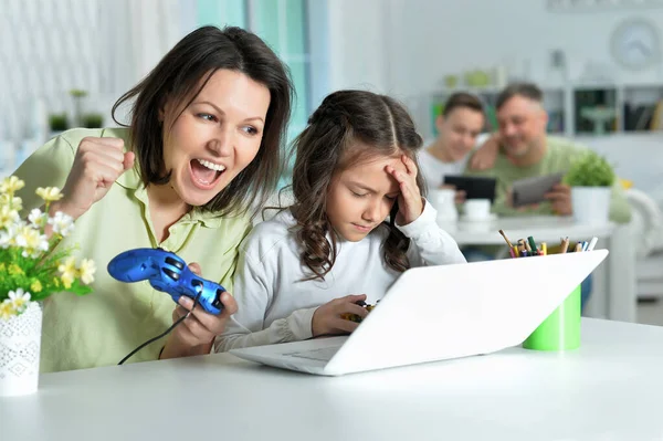 Mutter Und Tochter Spielen Gemeinsam Mit Laptop — Stockfoto