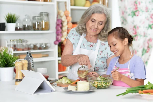 Söt Liten Flicka Med Sin Farmor Matlagning Tillsammans Vid Köksbordet — Stockfoto