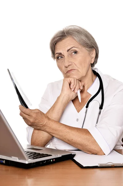 Femme Âgée Médecin Sérieux Assis Table Avec Ordinateur Regardant Les — Photo