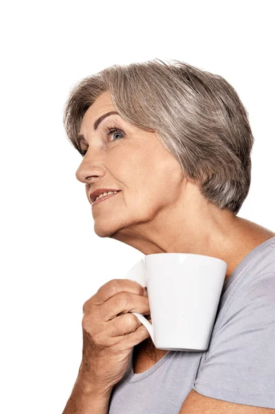 Krásná Usměvavá Starší Žena Pije Čaj Izolované Bílém — Stock fotografie