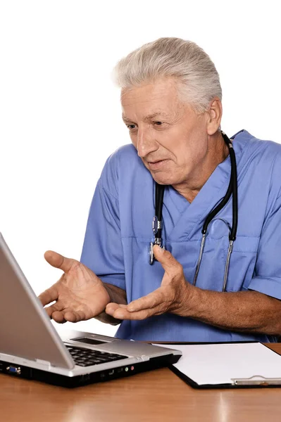 Médico Com Laptop Fundo Branco — Fotografia de Stock