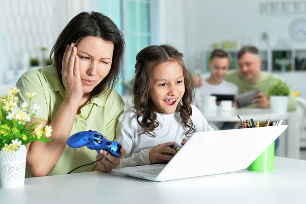 Anne Kızı Birlikte Oyun Oynarken Dizüstü Bilgisayar Kullanarak — Stok fotoğraf