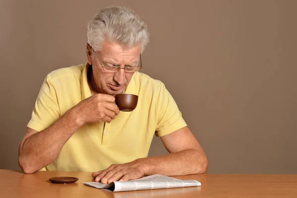Senior Man Reading Newspaper Drinking Coffee — Stock Photo, Image