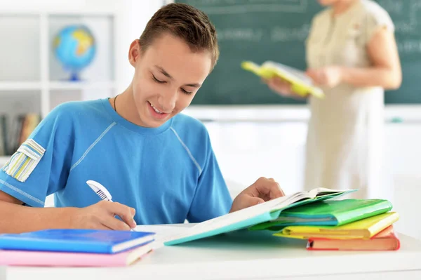 Fatigué Garçon Faire Des Devoirs — Photo