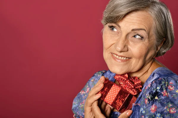 Porträt Einer Lächelnden Seniorin Die Mit Geschenk Posiert — Stockfoto