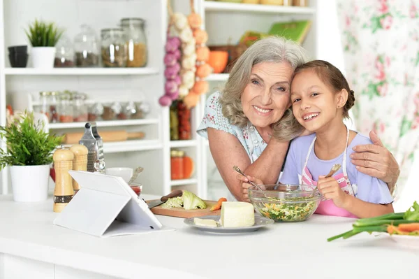 Söt Liten Flicka Med Sin Farmor Matlagning Tillsammans Vid Köksbordet — Stockfoto