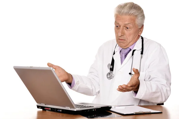 Osoby Podeszłym Wieku Lekarz Laptopa Białym Tle — Zdjęcie stockowe