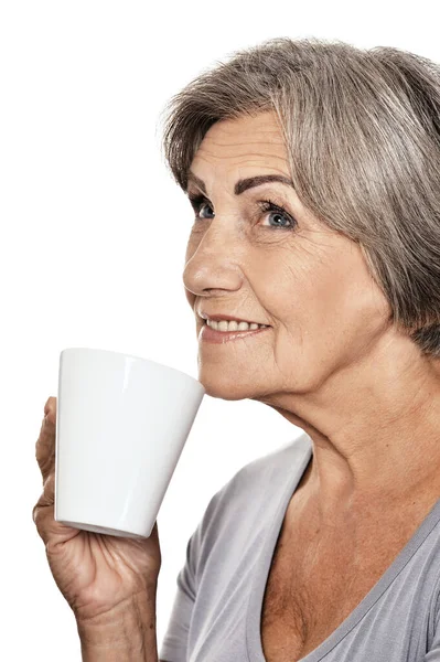 Schöne Lächelnde Seniorin Trinkt Tee Isoliert Auf Weiß — Stockfoto