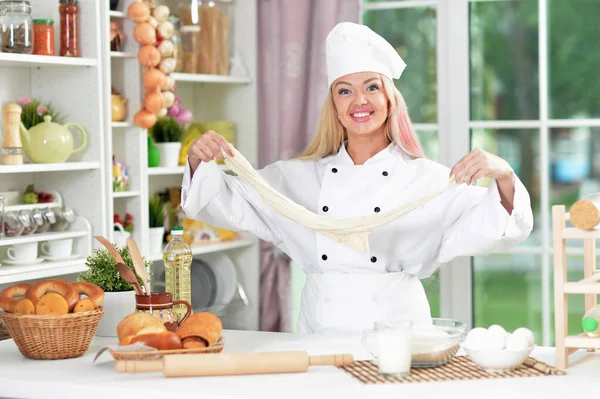 Hermosa Mujer Joven Chefs Sombrero Hornear Casa — Foto de Stock