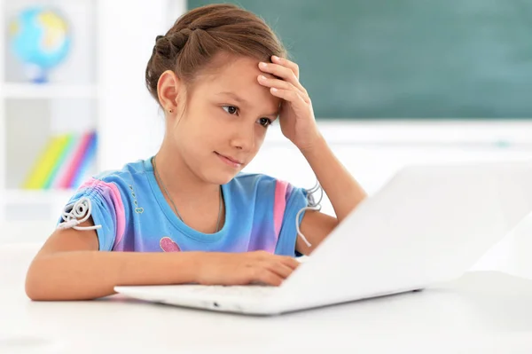 Menina Bonito Emocional Usando Laptop Escola — Fotografia de Stock