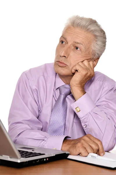 Homem Idoso Emocional Desgaste Formal Usando Laptop — Fotografia de Stock