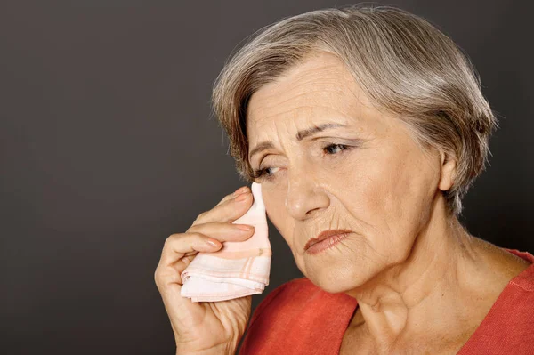 Chorando Bela Mulher Sênior Isolado Fundo Cinza — Fotografia de Stock