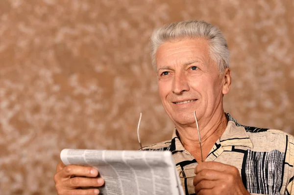 Senior Man Läser Tidningen — Stockfoto