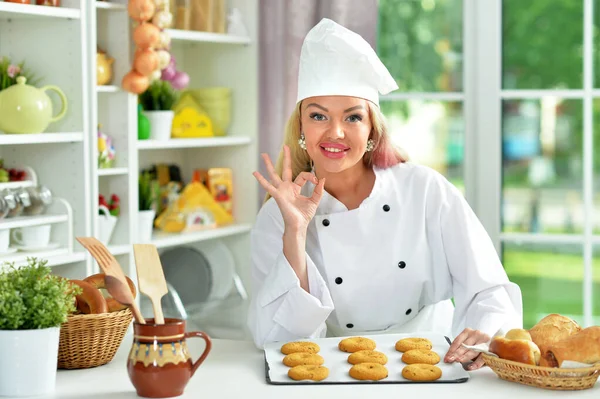 Hermosa Mujer Joven Sombrero Chefs Hornear Casa Gesto —  Fotos de Stock