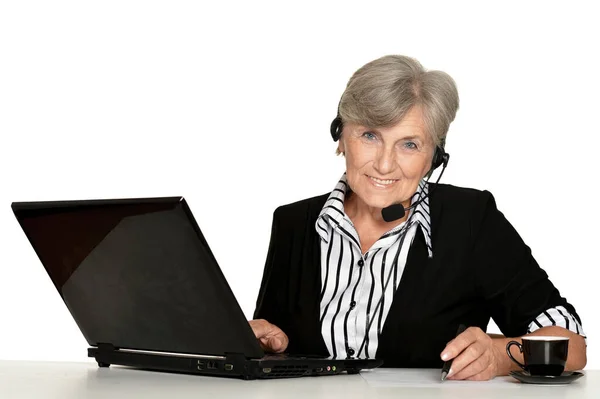 Mulher Idosa Trabalhando Com Laptop Fundo Branco — Fotografia de Stock