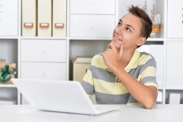 Cute Boy Pomocą Laptopa Pokoju — Zdjęcie stockowe