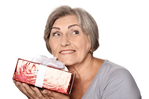 Портрет Улыбающейся Пожилой Женщины Позирующей Подарком — стоковое фото