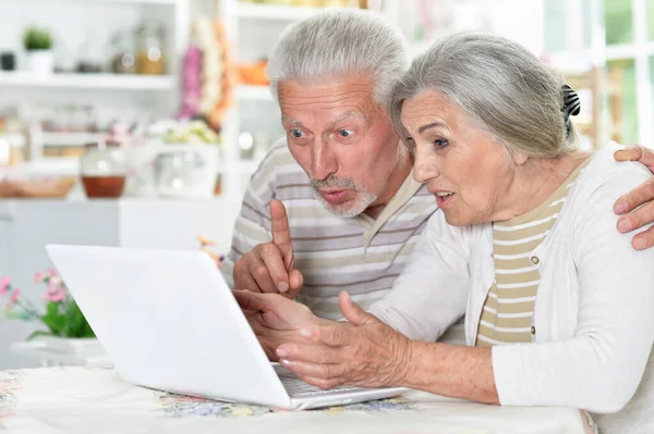 Para Seniorów Korzystająca Laptopa Domu — Zdjęcie stockowe
