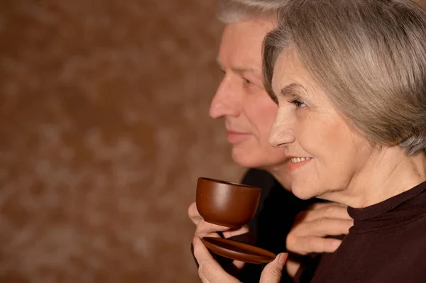 Felice Coppia Anziani Posa Con Una Tazza Caffè — Foto Stock