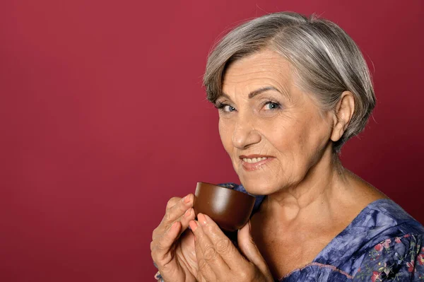 Bela Sorridente Sênior Mulher Bebendo Chá — Fotografia de Stock