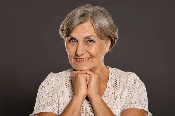 Glücklich Lächelnde Seniorin Posiert — Stockfoto