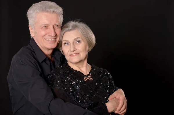 Glad Senior Par Poserar Svart Bakgrund — Stockfoto