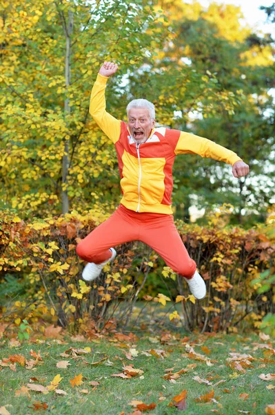 Hombre Mayor Haciendo Ejercicio Salto Parque — Foto de Stock