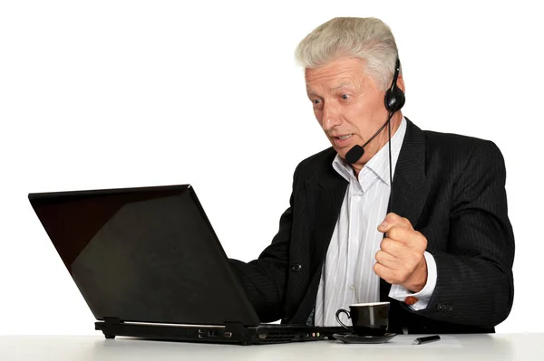 Homem Negócios Velho Fones Ouvido Trabalhando Com Laptop Isolado Fundo — Fotografia de Stock